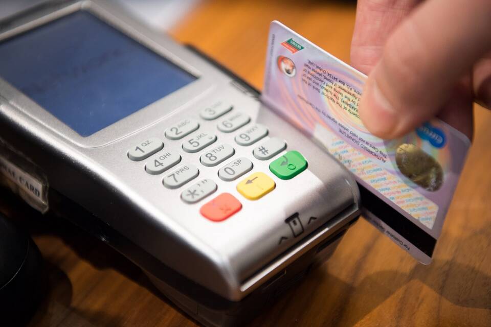 Как пополнить банковскую карту наличными