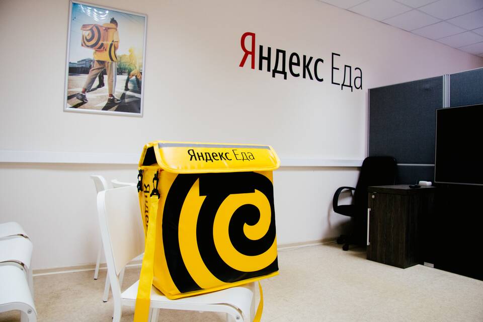 Сколько пеших курьеров работает в Яндекс Еде